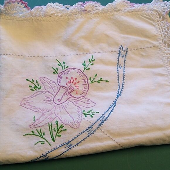Vintage Dresser Scarf Purple Tulips Embroidered Lacey Scalloped Edge Cottagecore - Picture 9 of 9